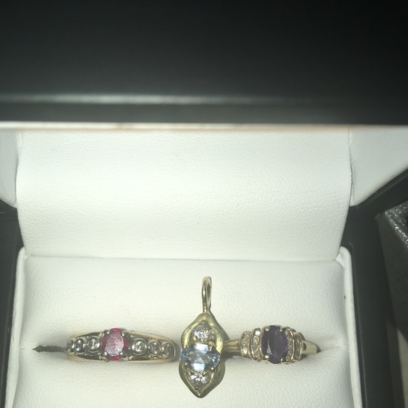 Gold rings n pendant - Picture 1 of 5